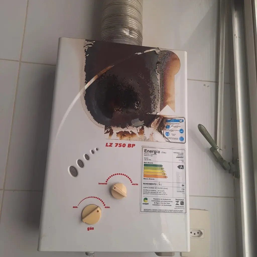 Aquecedor Lorenzetti danificado por superaquecimento antes do conserto