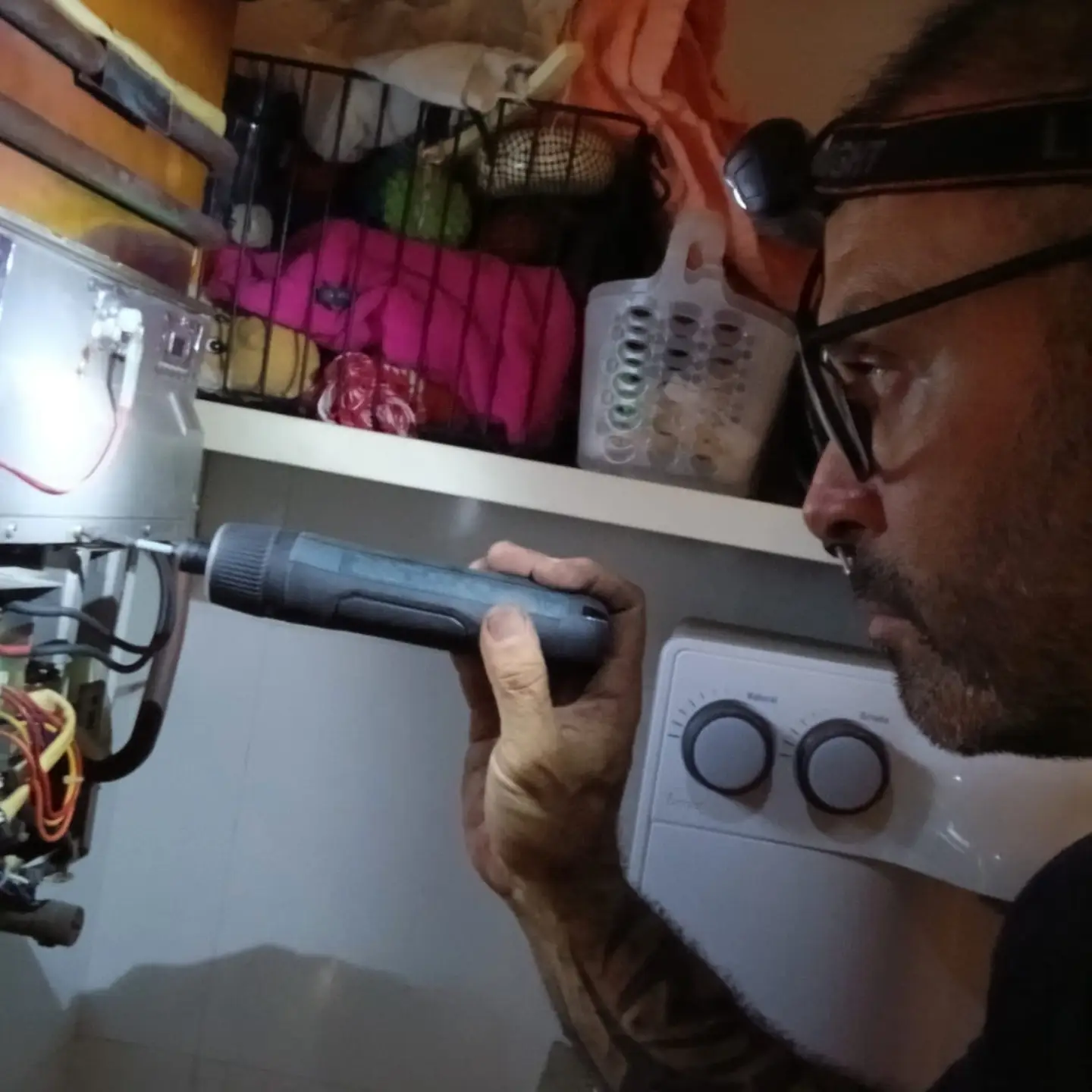 Diagnóstico interno de aquecedor a gás com lanterna
