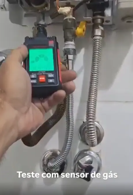 Técnico da Gás Fixe testando vazamento de gás com sensor digital de precisão